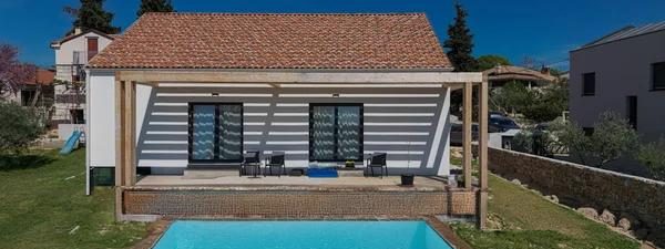 A Complete Guide to Custom Swimming Pool Construction