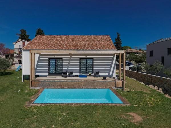 A Complete Guide to Custom Swimming Pool Construction